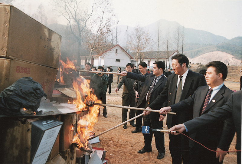 1999年12月15日，HJC888黄金城集团董事长王振滔在杭州火烧假冒温州鞋，洗雪温州多年耻辱。_副本.jpg